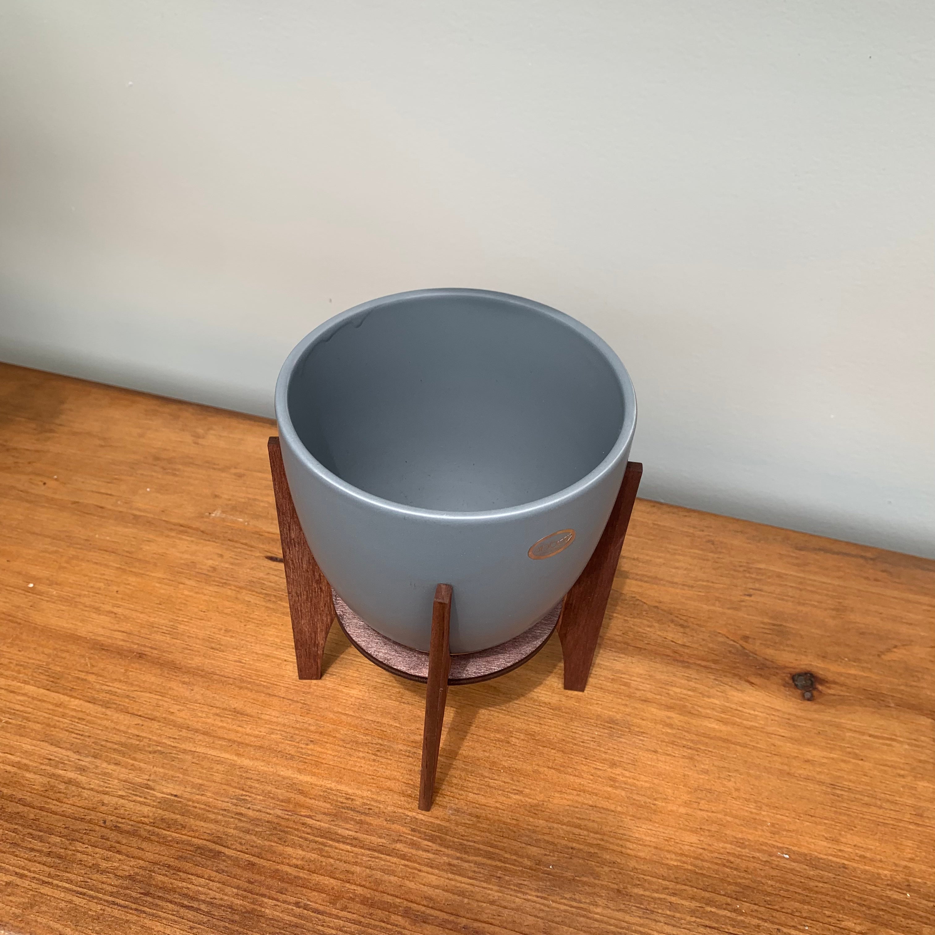 Finland Pot with Wooden Stand 7&quot;- Grey