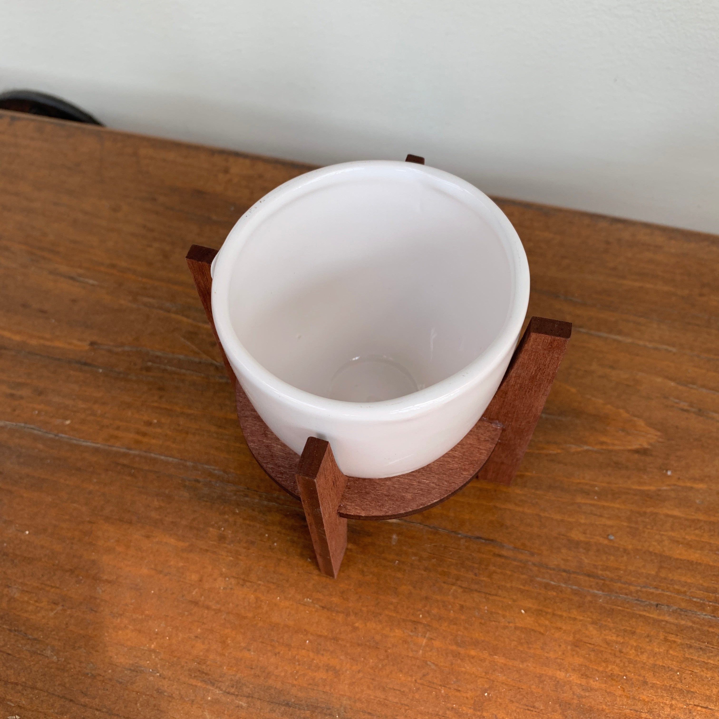 Finland Pot with Wooden Stand - White